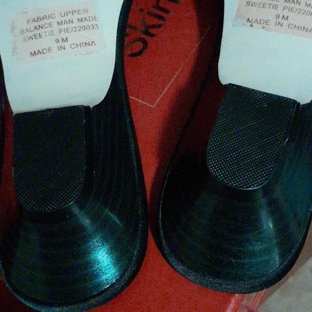 Sequins for a CRUISE or Dinner Date? 1" heel By Fabulare! 9M - Picture 5 of 8